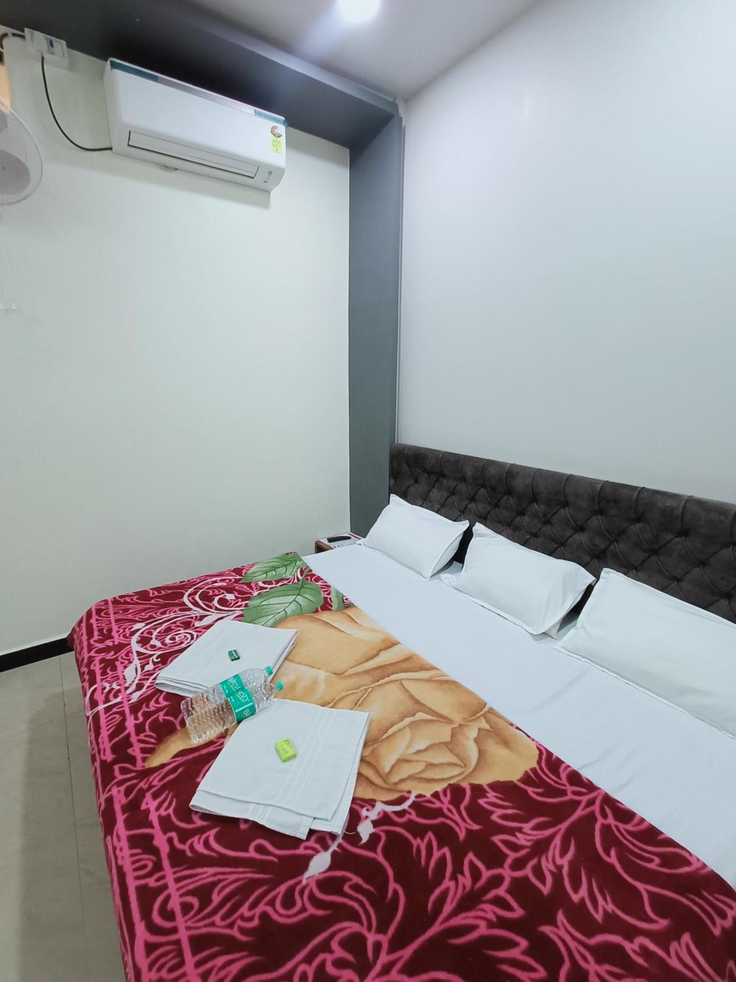 Hotel Shreem 우자인 외부 사진